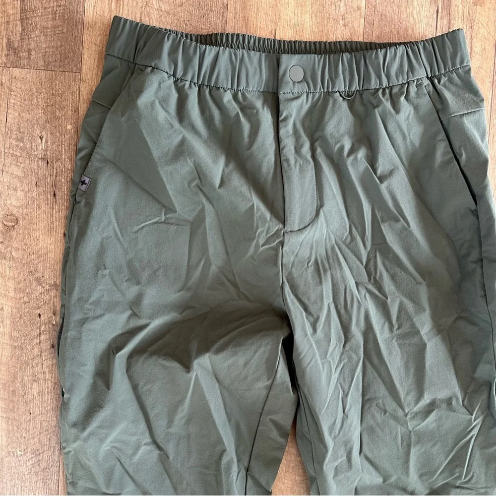 FIGS Men’s Tailored Trouser Agave